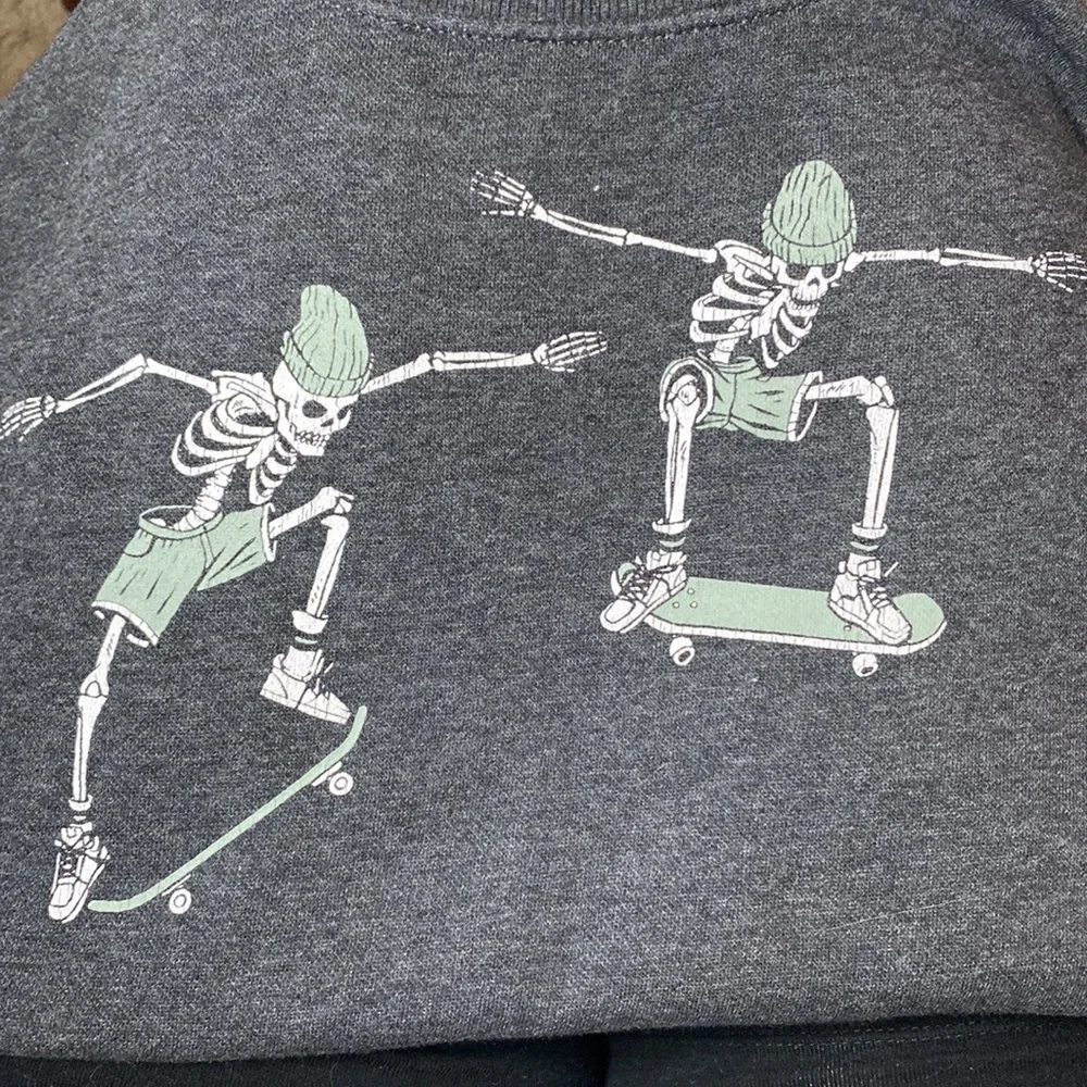 EUC Skeleton Skateboard Graphic Sweatshirt Size S 6/7
